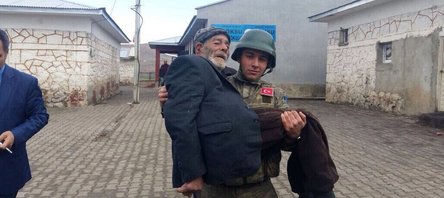 Mehmetçik yaşlı vatandaşı sandığa kucağında götürdü
