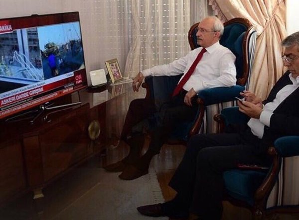 Kemal Kılıçdaroğlu 15 temmuz koltukTA SEYREDİYOR ile ilgili görsel sonucu