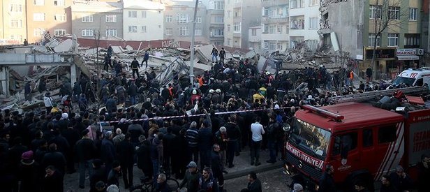 İstanbulda bina çöktü!