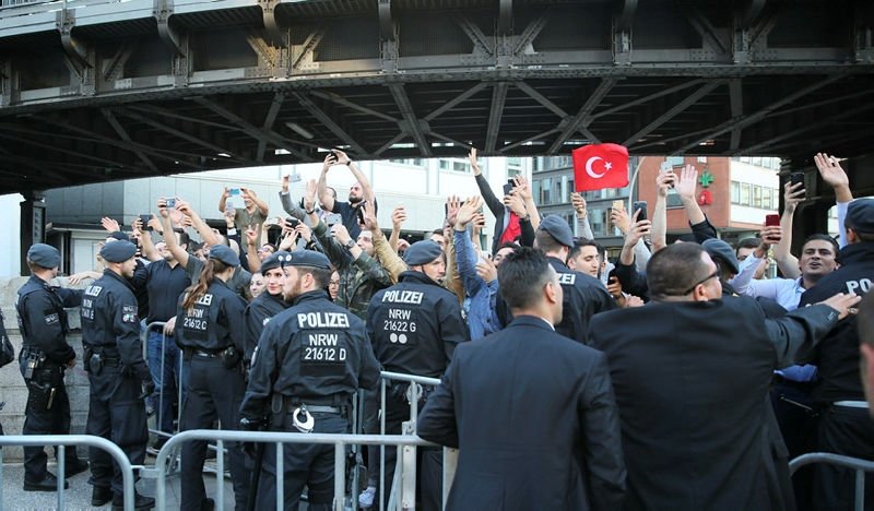 Erdoğan'a Almanya'da sevgi gösterisi