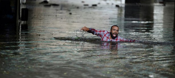 Sel sularından yüzerek kurtuldu