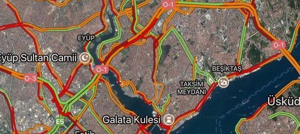 İstanbulda yağmur yağdı, trafik kitlendi
