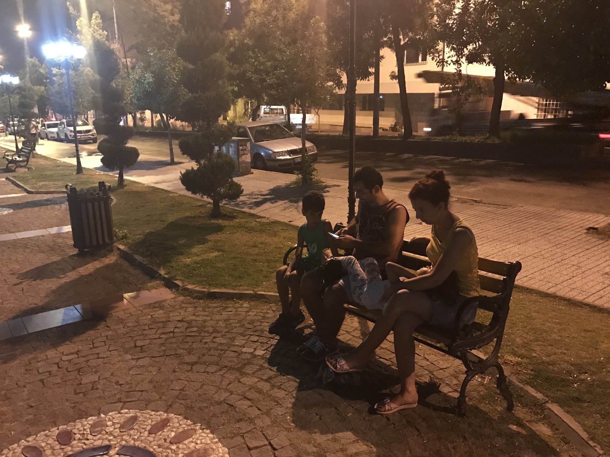 Muğla'daki deprem sonrası vatandaşlar sokağa döküldü