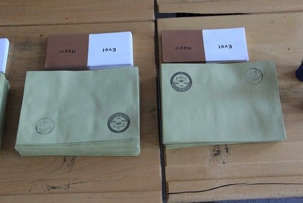 Türkiye yeni anayasayı oyluyor! Sandık başından kareler