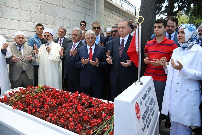 Cumhurbaşkanı Erdoğan şehitler için Kur'an-ı Kerim okudu