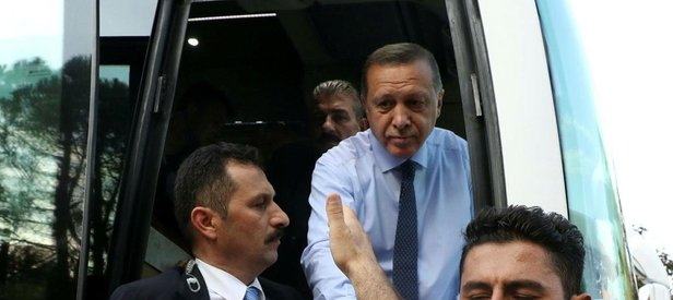 Erdoğan görür görmez otobüsten indi