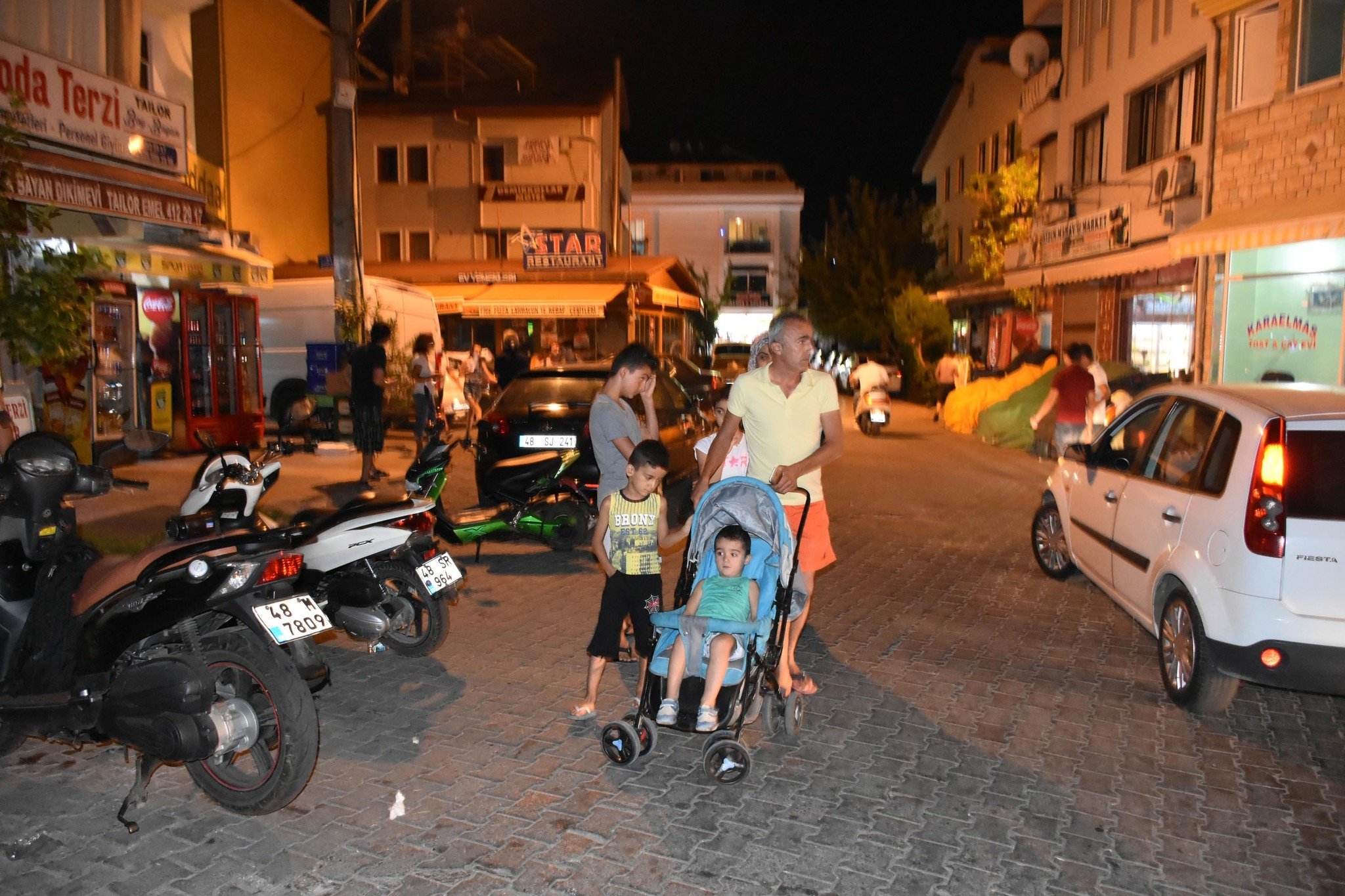 Muğla'daki deprem sonrası vatandaşlar sokağa döküldü