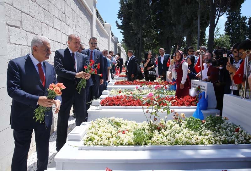 Cumhurbaşkanı Erdoğan şehitler için Kur'an-ı Kerim okudu