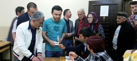 Görme engelliler ilk kez kendi başlarına oy kullandı