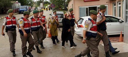 Firari FETÖ'cülerin eşleri kaçarken yakalandı